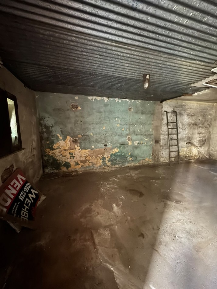 Terreno con deposito a demoler