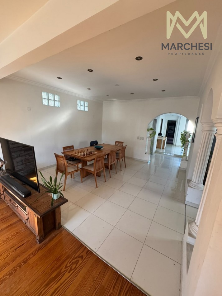 Venta casa con jardin, pileta y garage en Quilmes 