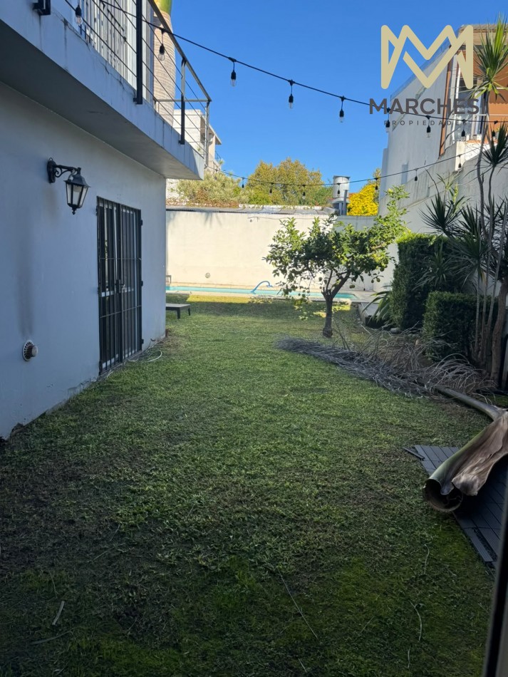 Venta casa con jardin, pileta y garage en Quilmes 