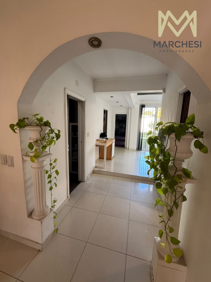 Venta casa con jardin, pileta y garage en Quilmes 