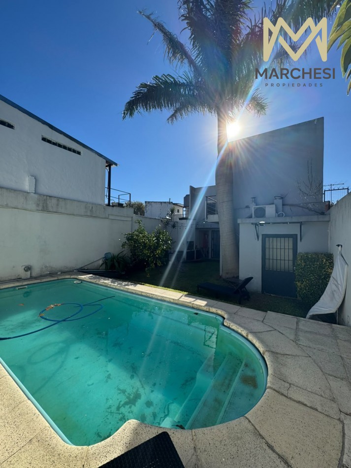 Venta casa con jardin, pileta y garage en Quilmes 