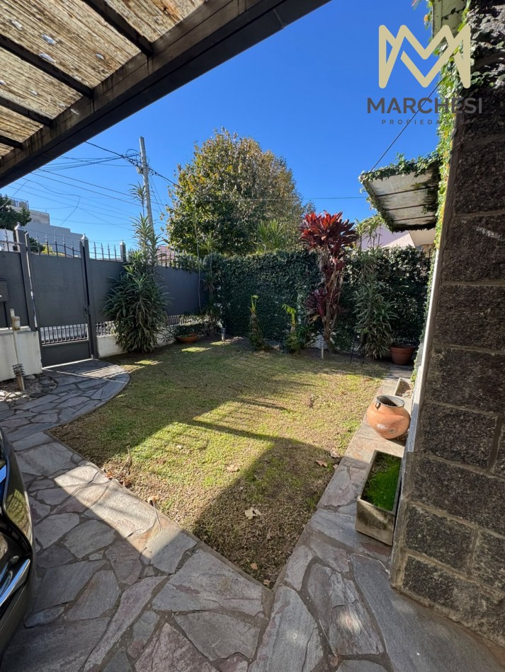 Venta casa con jardin, pileta y garage en Quilmes 