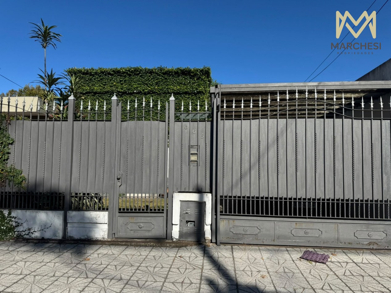 Venta casa con jardin, pileta y garage en Quilmes 