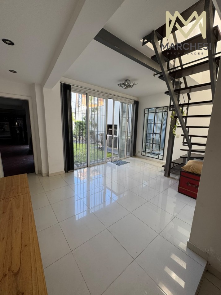 Venta casa con jardin, pileta y garage en Quilmes 